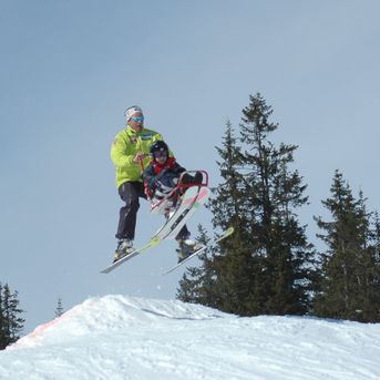 Funksjonshemmet barn på skiutstyr fra Sitski Norway AS