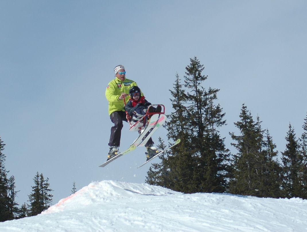 Funksjonshemmet barn på skiutstyr fra Sitski Norway AS