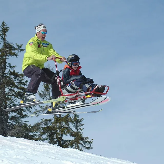 Mann og barn hopper i skibakke på biski unique