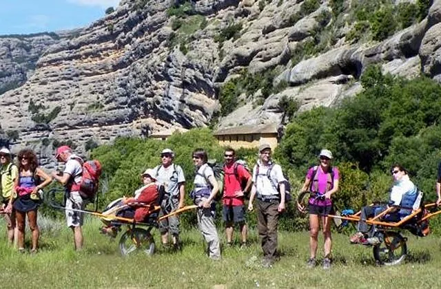 En gruppe mennesker på tur foran fjell på dagtid