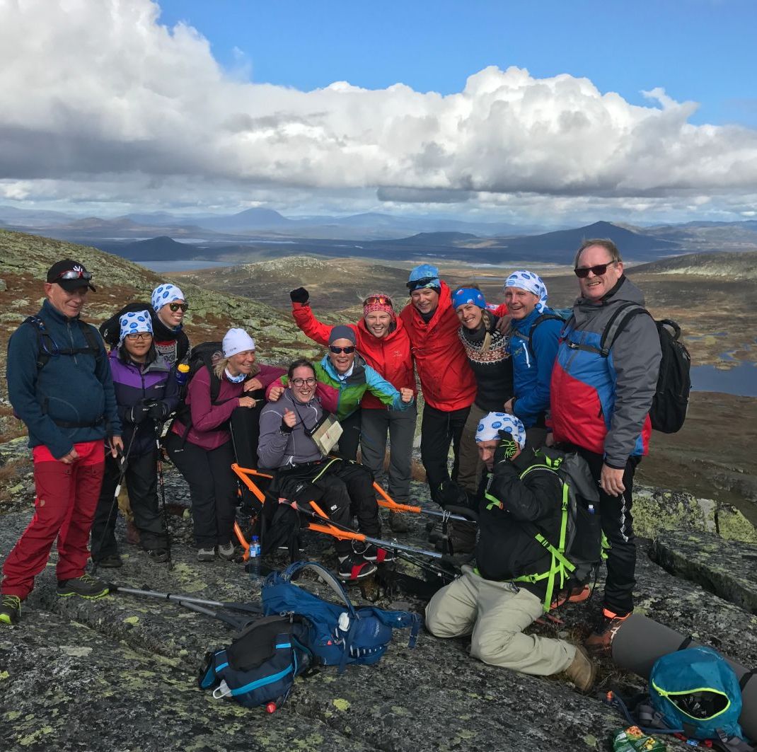 Gruppe mennesker på toppen av fjell