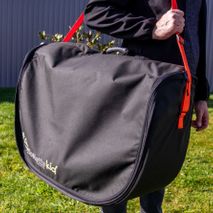 Person med Jolette Kid bag på skuldren