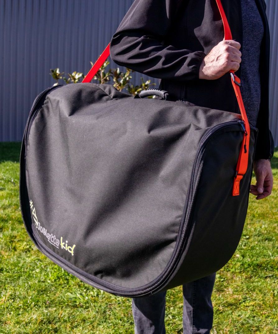 Person med Jolette Kid bag på skuldren