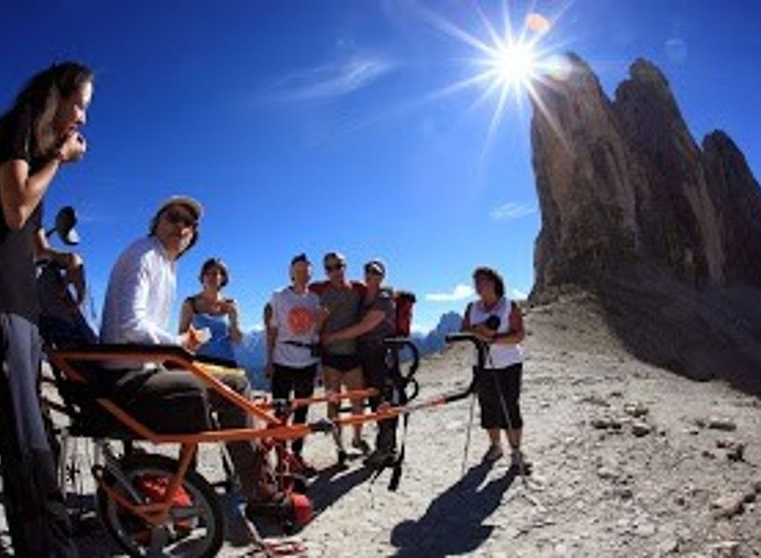 En gruppe mennesker på toppen av et fjell på dagtid