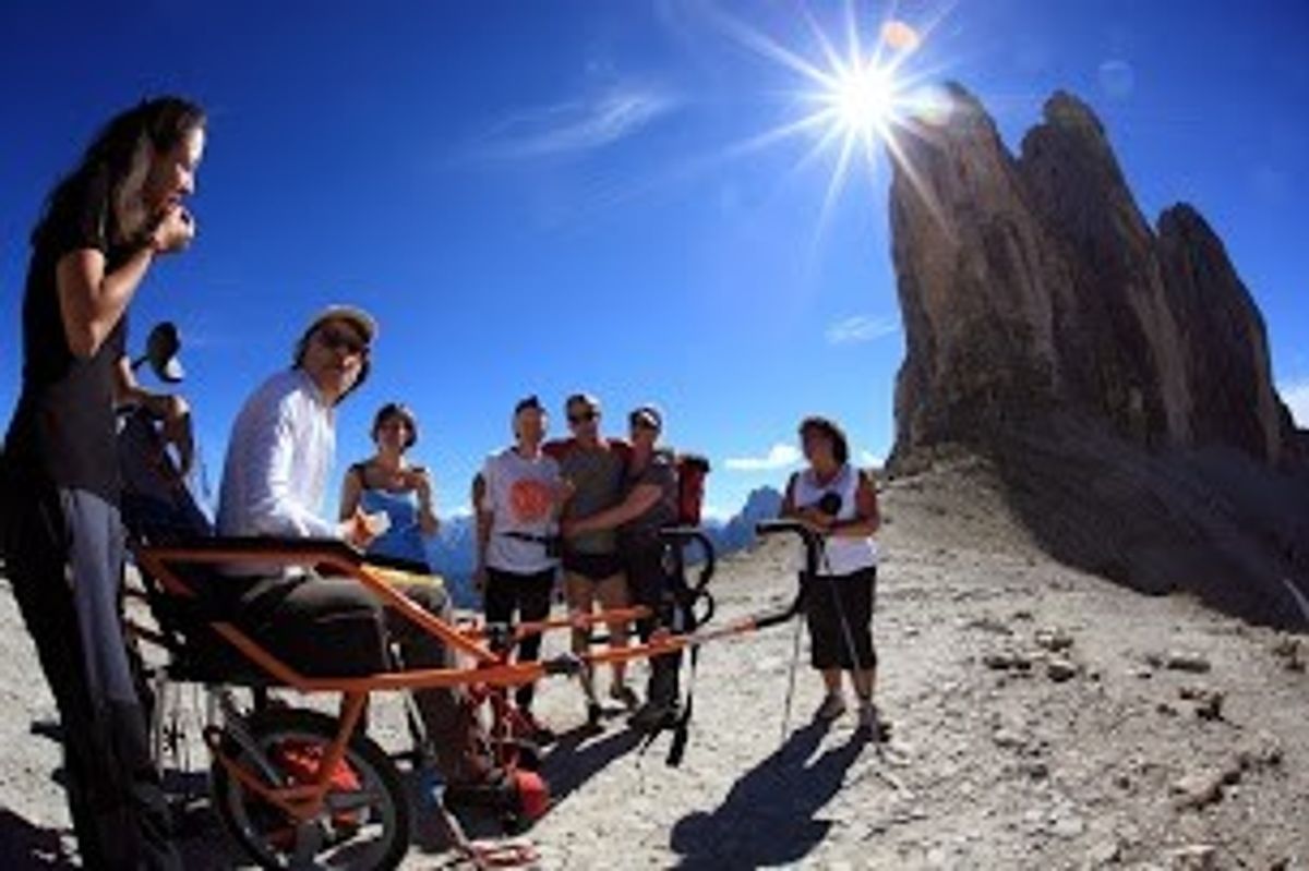 En gruppe mennesker på toppen av et fjell på dagtid