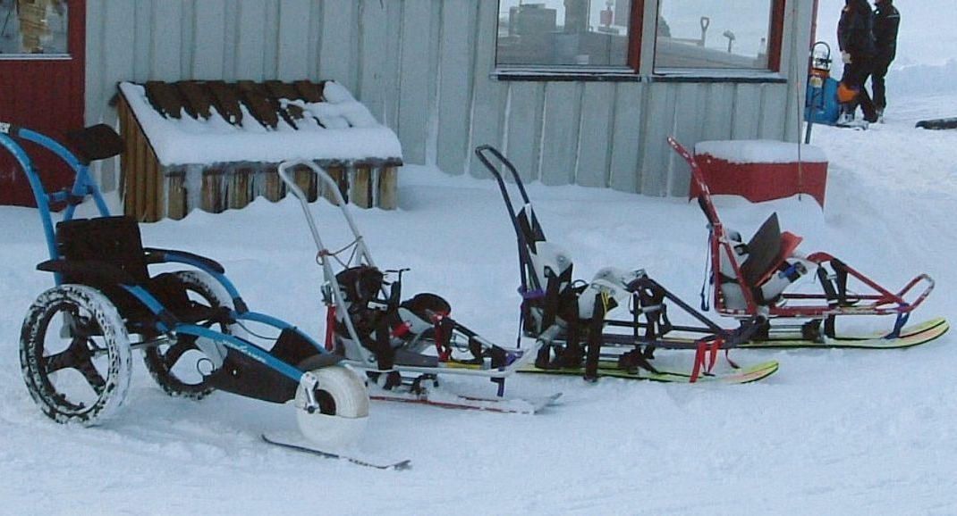 Ulike varianter av skiutstyr for funksjonshemmede