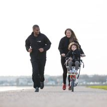 Familie på joggetur med barn i Jolette Kid